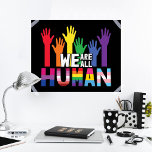 Wir sind alle menschliche LGBTQ-Stolz Regenbogenhä Poster<br><div class="desc">Verteilen Sie Gleichheit und zeigen Sie der Welt,  dass Sie ein stolzes Mitglied der LGBTQ-Community sind,  mit diesem bunten Gay Pride-Bewusstseinsposter,  das eine Illustration der regenbogenfarbenen Hände mit dem Zitat "Wir sind alle Menschen" enthält.</div>