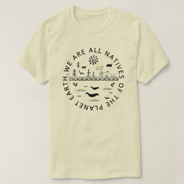 WIR SIND ALLE NATIVEN DER PLANETERDE. T-Shirt (Design vorne)