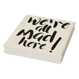 Wir sind alle verrückt (verrückt) hier - schwarz gummistempel