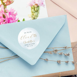 Wir sind auf Cloud 9 Elegant Script Blau Babyparty Runder Aufkleber