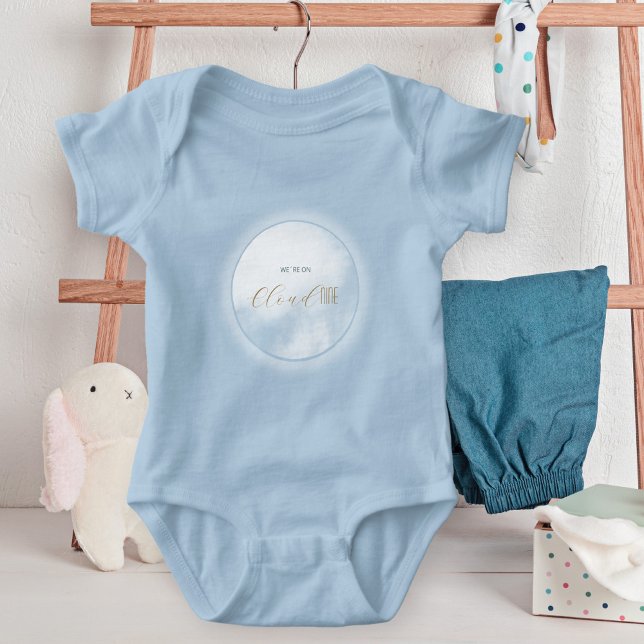 Wir sind auf Cloud 9 Newborn Boy Blue Baby Shower Strampler (We´re on Cloud 9 Newborn Blue Baby Shower Baby Bodysuit Front ©Susanne Sachers - Sunny Mind 🌞)