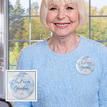 Wir sind auf Cloud Nine Blue Boy Baby Dusche Oma Button<br><div class="desc">Herzlich willkommen in unserer Kollektion "We Are On Cloud Nine Blue Boy Baby Shower", in der jedes Stück dazu gedacht ist, Ihre Feier der bevorstehenden Ankunft Ihres Kleinen zu erhöhen. Diese Sammlung erfasst das Wesen der Freude und Vorfreude mit ihrem traumhaften, skurrilen Thema. Stellen Sie sich vor, inmitten eines ruhigen...</div>