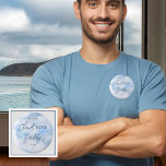 Wir sind auf Cloud Nine Blue Boy Baby Shower Daddy Button<br><div class="desc">Herzlich willkommen in unserer Kollektion "We Are On Cloud Nine Blue Boy Baby Shower", in der jedes Stück dazu gedacht ist, Ihre Feier der bevorstehenden Ankunft Ihres Kleinen zu erhöhen. Diese Sammlung erfasst das Wesen der Freude und Vorfreude mit ihrem traumhaften, skurrilen Thema. Stellen Sie sich vor, inmitten eines ruhigen...</div>