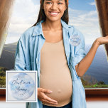 Wir sind auf Cloud Nine Blue Boy Baby Shower Mommy Button<br><div class="desc">Herzlich willkommen in unserer Kollektion "We Are On Cloud Nine Blue Boy Baby Shower", in der jedes Stück dazu gedacht ist, Ihre Feier der bevorstehenden Ankunft Ihres Kleinen zu erhöhen. Diese Sammlung erfasst das Wesen der Freude und Vorfreude mit ihrem traumhaften, skurrilen Thema. Stellen Sie sich vor, inmitten eines ruhigen...</div>