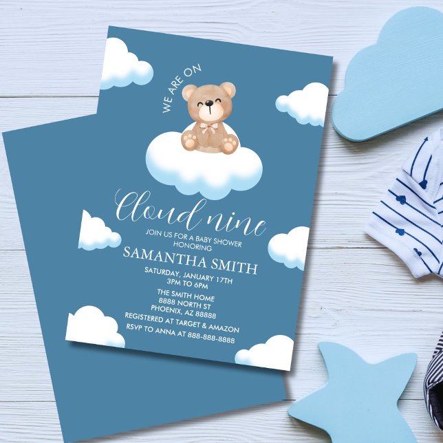 Wir sind auf Cloud Nine Blue Boy Bear Baby Shower Einladung (Minimalist sky baby shower invitation with smiling teddy bear sitting on fluffy white clouds)
