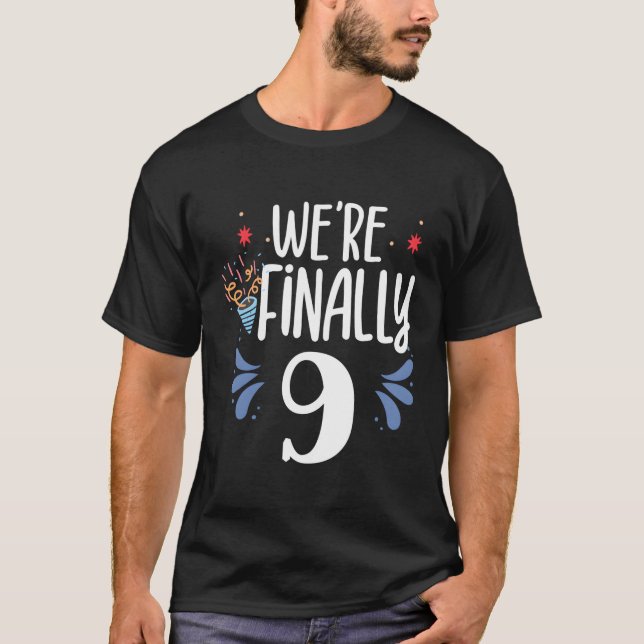 Wir sind endlich 9 Celebrate Twin Twin Py 9. T-Shirt (Vorderseite)