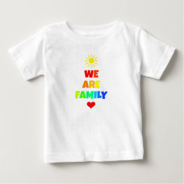 Wir sind Familienerregenbogen-Sonnenschein-Adoptio Baby T-shirt