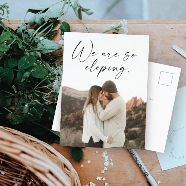 Wir sind gerade dabei, das Hochzeitsupdate-Foto zu Ankündigungspostkarte (Von Creator hochgeladen)
