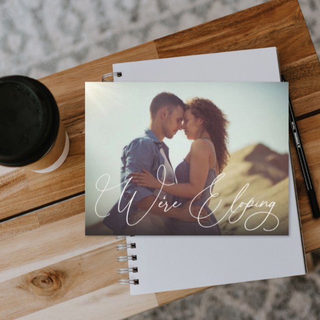 Wir sind gerade dabei, das Hochzeitsupdate-Foto zu Ankündigungspostkarte (Von Creator hochgeladen)