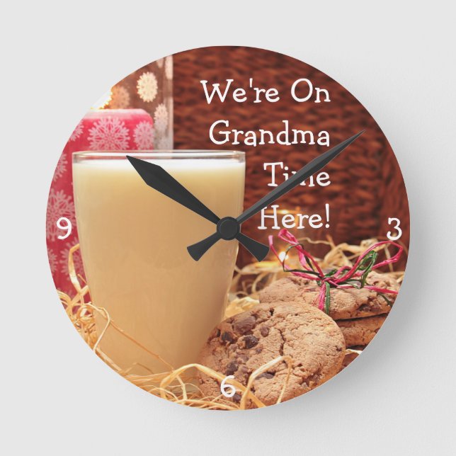 "Wir sind hier auf Oma-Zeit" & Cookies und Milch Runde Wanduhr (Vorderseite)