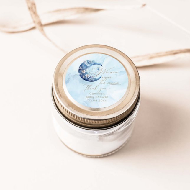 Wir sind über dem Mond und haben eine Babydusche Runder Aufkleber (Von Creator hochgeladen)