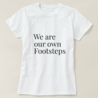 Wir sind unsere eigenen Fußspuren Zitat – T-Shirt