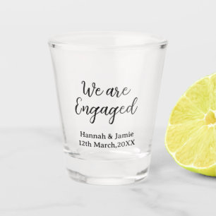 Wir sind verlobt name datum kalligrafie-stilvoll schnapsglas