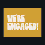 Wir sind Verlobt Retro Groovy Modern Yellow Budget Postkarte<br><div class="desc">Die Liebe mit dieser lustigen und stilvollen Postkarte "We're Verlobt" mit Retro-Groovy-Schrift auf einem fett-modernen gelben Hintergrund verbreiten. Dieses Design ist perfekt für Paare, die einen spielerischen und lebendigen Weg gewollt haben, ihre spannenden Neuigkeiten zu teilen. Es kombiniert Vintag inspiriert Typografie mit einem eleganten zeitgenössischen Flair. Mit einer preisgünstigen Postkarte...</div>