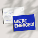 Wir sind Verlobt Retro Groovy Playful Einzigartig  Postkarte<br><div class="desc">Mit dieser "We're Verlobt"-Postkarte mit verspielter weißer Typografie auf modernem blauen Hintergrund verkünden Sie Ihre Verlobung mit einer Touch Retro-Charme. Das Vintag inspirierte Design verleiht dem Ganzen ein fröhliches und nostalgisches Ambiente, während das kühne Blau eine zeitgenössische Drehung verleiht. Ideal für Paare, die eine lustige, einzigartige Art und Weise, ihre...</div>