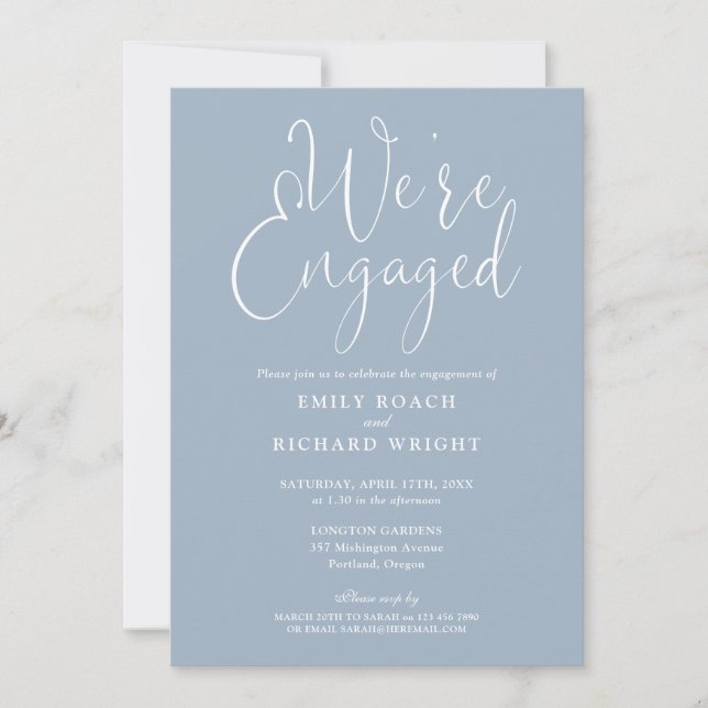 Wir sind Verlobt Script Dusty Blue Engagement Part Einladung (Vorderseite)