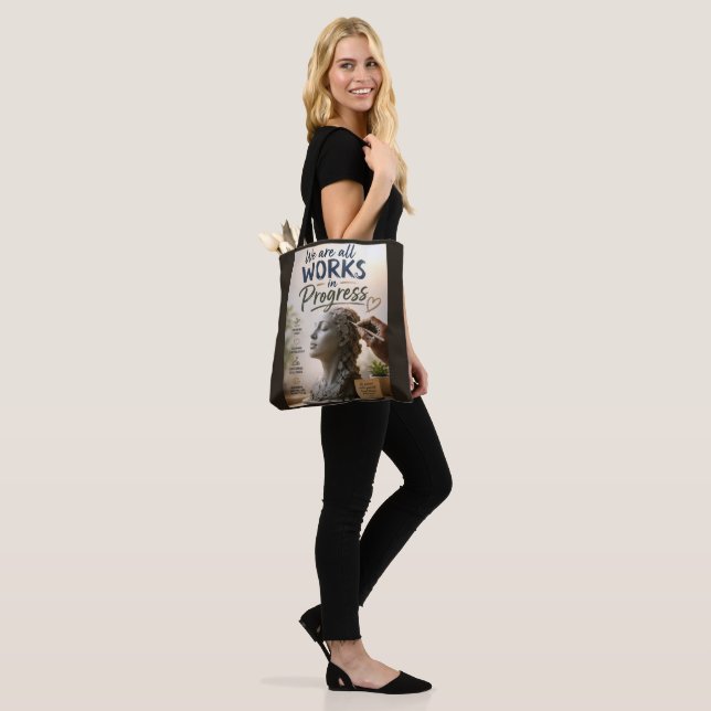 Wir sind Werke in Arbeit Tasche (Am Model)