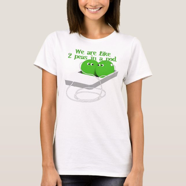 Wir sind wie zwei Erbsen in einem Pod T-Shirt (Vorderseite)