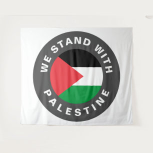 Wir stehen mit palästinensischer Flagge und einem  Wandteppich