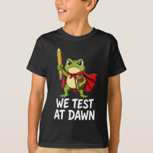 Wir testen im Morgengrauen lustiger Frosch Schüler T-Shirt