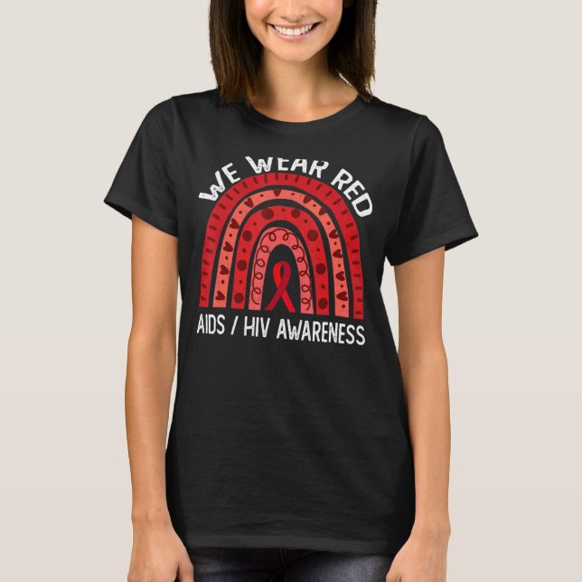 Wir tragen Red Rainbow wegen AIDS-HIV-Bewusstsein T-Shirt (Vorderseite)