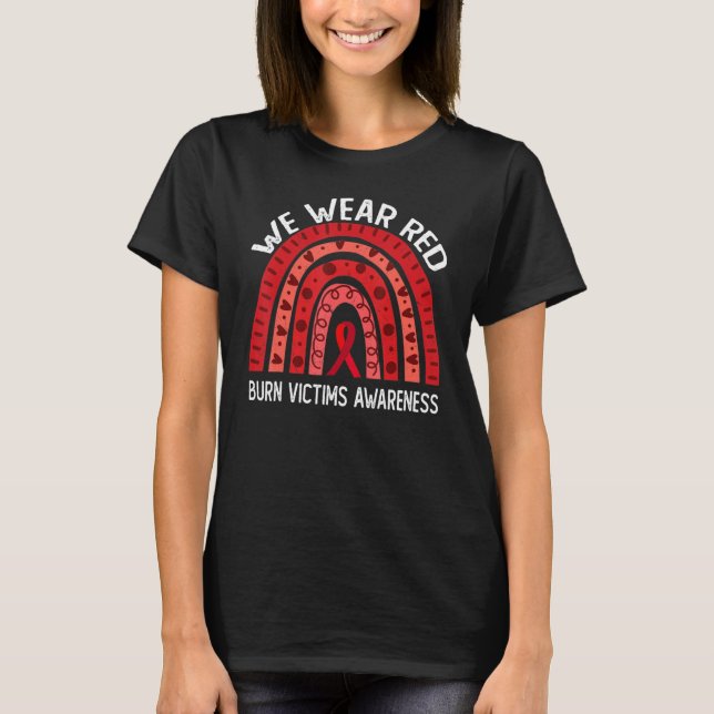 Wir tragen Rot für das Bewusstsein der Opfer von B T-Shirt (Vorderseite)