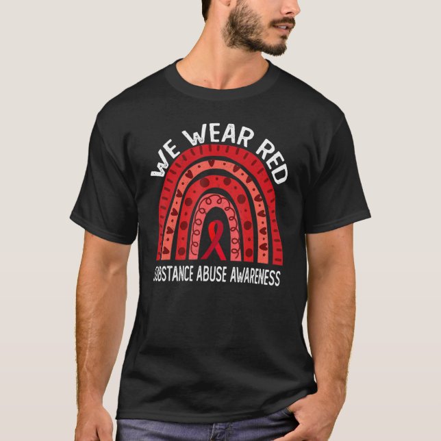 Wir tragen Rot wegen Substanzmissbrauchsbewusstsei T-Shirt (Vorderseite)