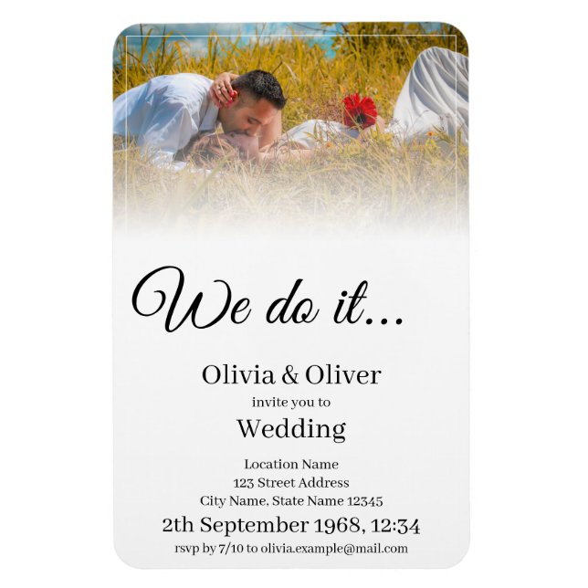 Wir tun es - ein Paar auf der Wiese küssen Magnet (Vertikal)