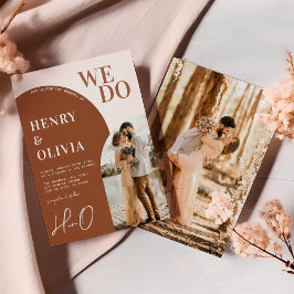 Wir tun | Moderner Bogen Terracotta Bold Wedding Einladung