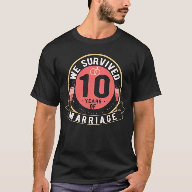Wir überlebten 10 Jahre Ehe, 10. Hochzeit T-Shirt (Vorderseite)