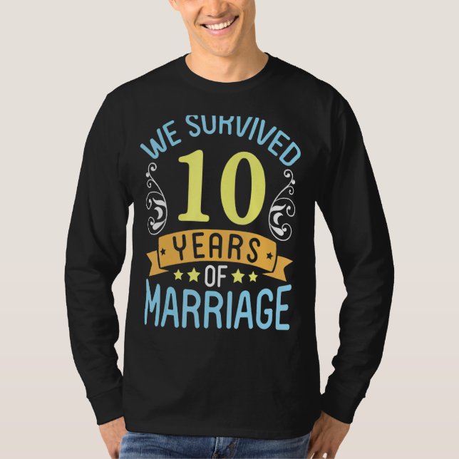 Wir überlebten 10 Jahre Ehezeit in unserer Ehefrau T-Shirt (Vorderseite)
