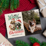 WIR WOVON IHNEN VERBRINGEN CHRISTMAS HUND PET MURR FEIERTAGSKARTE<br><div class="desc">Unsere wütend inspiriert Weihnachtspostkarten zeigen ein Vintages Retrobild von drei Labrador Golden Retrievers in Weihnachtsmannmützen und das skurrile Zitat "We Woof You a Merry Christmas" im Retro-Vintagen Schriftart. Fügen Sie Ihrem Hund oder Katze Bild, oder sogar ein Familienporträt mit Ihrem Haustier oder einem Furry Freund. Auf der Rückseite fügen Sie...</div>