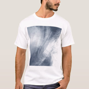 Wirbel einer Riesestrudel-Wolke über dem Meer T-Shirt