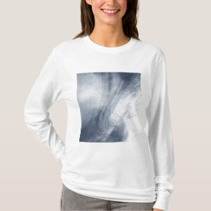 Wirbel einer Riesestrudel-Wolke über dem Meer T-Shirt