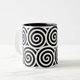 Wirbelnde Spiralkreise auf Schwarz & Weiß Zweifarbige Tasse