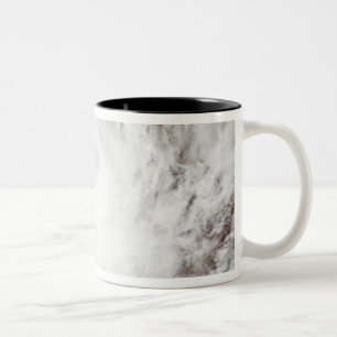Wirbelsturm-Laurence-Bewegungen weit inland Zweifarbige Tasse
