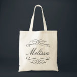 Wirble Schriftzeichen-Bridmaid personalisierte Ges Tragetasche<br><div class="desc">Diese personalisierte Tasche trägt den Namen des Empfängers in einem eleganten Schriftart mit zartem Swirl geblüht. Vielen Dank für Ihr Brautparty mit diesen schicken Tüten. Personalisieren Sie jede Tasche mit dem Namen des Empfängers und füllen Sie sie als Geschenktasche. Ihre Hochzeitsmitarbeiter können diese Öko-freundlichen Tasche zum Einkaufen, zum Fitnessraum und...</div>