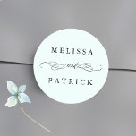 Wirble und Script-Hochzeitsneigung Runder Aufkleber<br><div class="desc">Für eine weiter gehende Anpassung dieses Designs klicken Sie bitte auf den BUTTON BLAU DESIGN TOOL oben!</div>