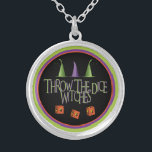 Wirf die Würfel WItches-Kette ab Versilberte Kette<br><div class="desc">Fun Throw The Dice Hexches Necklace ist perfekt für ein Geschenk oder einen Preis.  Es gibt drei Hexen,  die mit fliegenden Hexen und drei Würfeln ausgestattet sind.  Ideal für Las Vegas,  Casino's Casino Night,  Craps,  Bunco und vieles mehr.  Spaß zu Halloween Themenveranstaltungen.</div>