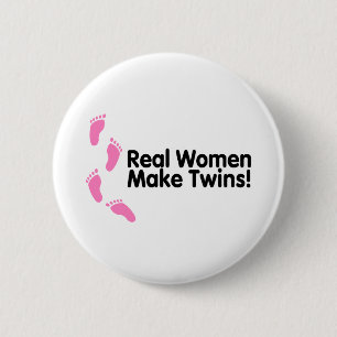 Wirkliche Frauen machen Zwillinge (rosa Abdrücke) Button