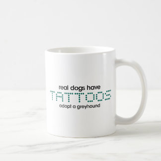 Wirkliche Hunde haben Tätowierungen Kaffeetasse