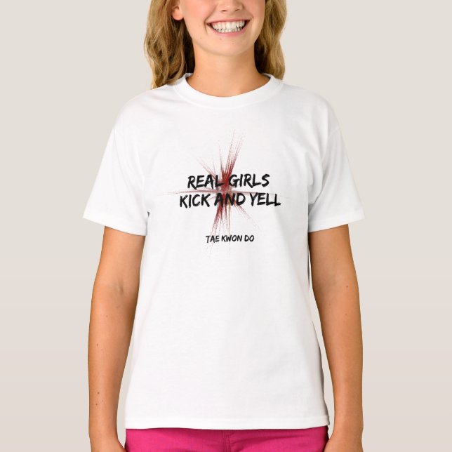 Wirklicher Mädchen-Tritt und Schrei Taekwondo T-Shirt (Vorderseite)
