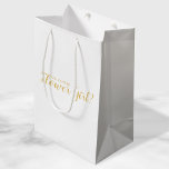 Wirst du mein Blumenmädchen sein? Modern Script Go Mittlere Geschenktüte<br><div class="desc">"Wirst du mein Blumenmädchen sein?" Moderne Script White und Gold Geschenktasche mit dem Titel "Will You Be My Flower Girl?" im modernen,  goldfarbenen Script Schriftart Stil auf weißem Hintergrund. Bitte beachten Sie: Die Details der Folie werden im Kunstwerk simuliert. Bei der Herstellung dieses Produktes wird keine Folie verwendet.</div>