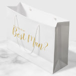 Wirst du mein Trauzeuge sein? Modern Script Gold Große Geschenktüte<br><div class="desc">"Wirst du mein Trauzeuge sein?" Moderne Script White and Gold Trauzeuge Vorschlag Geschenktasche mit dem Titel "Will You Be My Trauzeuge?" in goldfarbenem,  modernem Script Schriftart Stil auf weißem Hintergrund. Bitte beachten Sie: Die Details der Folie werden im Kunstwerk simuliert. Bei der Herstellung dieses Produktes wird keine Folie verwendet.</div>