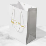 Wirst du mein Trauzeuge sein? Modern Script Gold Mittlere Geschenktüte<br><div class="desc">"Wirst du mein Trauzeuge sein?" Moderne Script White and Gold Trauzeuge Vorschlag Geschenktasche mit dem Titel "Will You Be My Trauzeuge?" in goldfarbenem,  modernem Script Schriftart Stil auf weißem Hintergrund. Bitte beachten Sie: Die Details der Folie werden im Kunstwerk simuliert. Bei der Herstellung dieses Produktes wird keine Folie verwendet.</div>