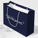 Wirst du mein Trauzeuge sein? Modern Script Navy B Große Geschenktüte<br><div class="desc">"Werden Sie mein Trauzeuge sein?" Modernes Skript Navy Blue Trauzeuge Vorschlag Geschenktasche mit dem Wortlaut "Werden Sie mein Trauzeuge?" in weißem,  modernem Script Schriftart Stil auf marineblau Hintergrund.</div>