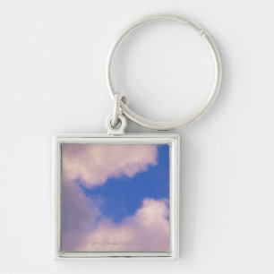 Wispy Wolken gegen blauen Himmel Schlüsselanhänger