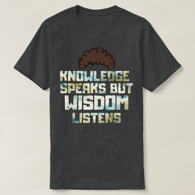 Wissen spricht, aber Weisheit hört zu T-Shirt (Design vorne)