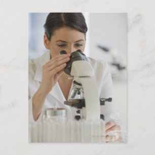 Wissenschaftler, die Mikroskop in der Pharmazie ve Postkarte