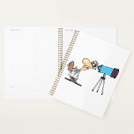 Wissenschaftler mit Telescope Astronomie Science S Planer<br><div class="desc">Tauchen Sie mit unserem Astronomer Spiral Planner jeden Tag in die Wunder des Universums ein. Dieses faszinierende Design zeichnet sich durch einen Astronom aus, der sich durch ein Teleskop inszeniert und auf die Himmelswunder jenseits der Grenzen blickt. Der tiefe, sternförmige Hintergrund und die komplizierten Details des Teleskops schaffen ein Gefühl...</div>